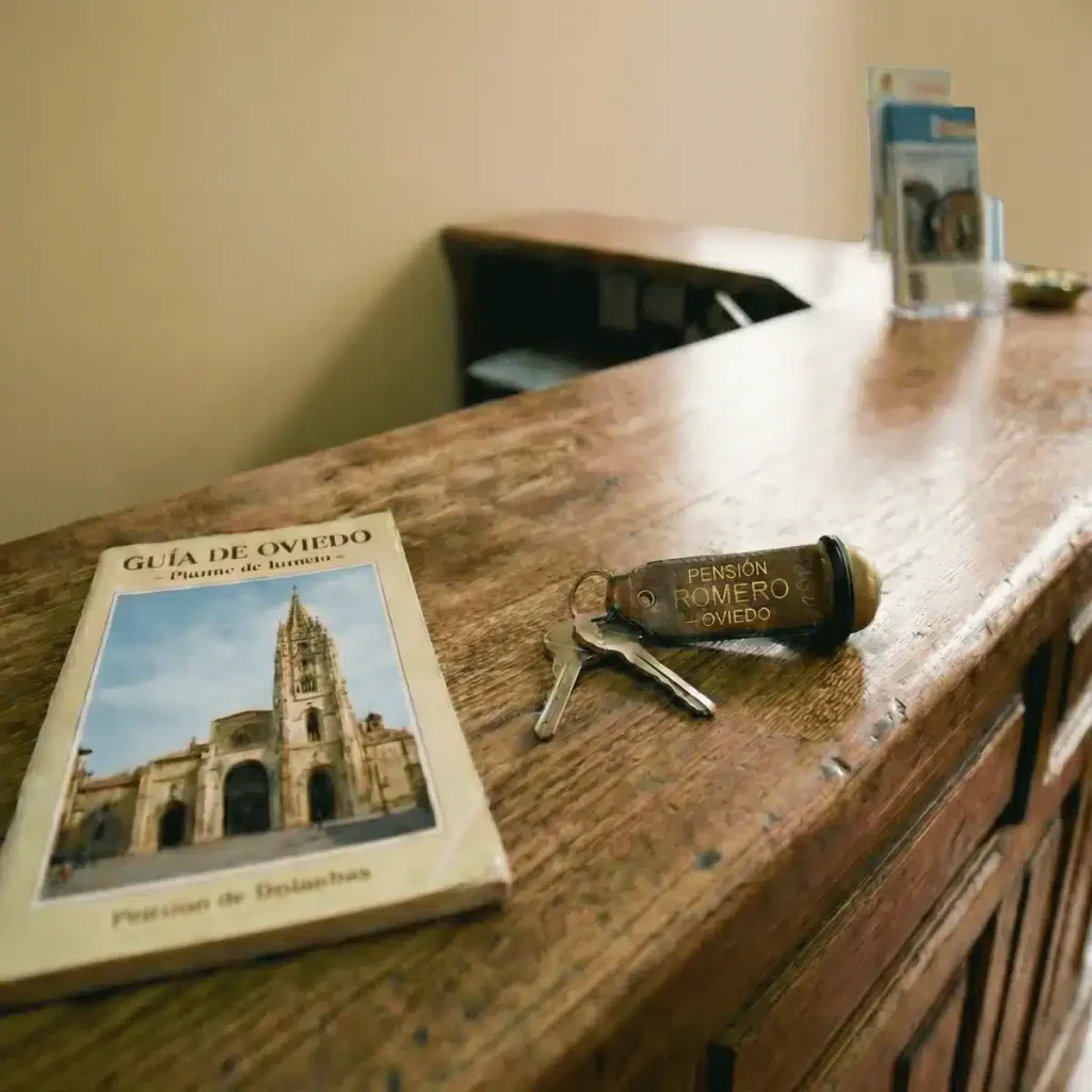 imagen decorativa con llave antigua de pensión romero en mostrador de recepción
