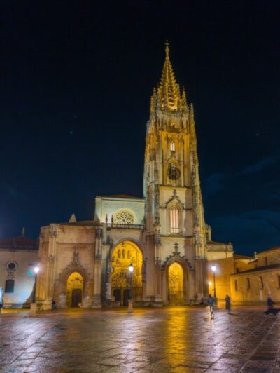 vista de la fachada catedral de oviedo